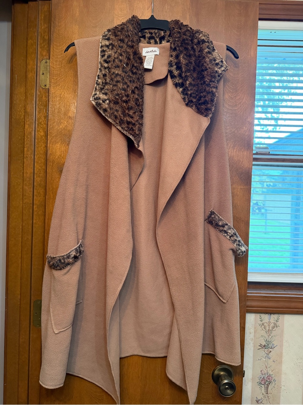 Moda Blush-Tan Open-Front Sleeveless Sweater Vest with Faux Fur Trim